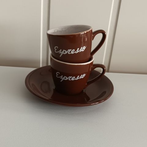 2 brune Espresso kopper (kun 1 fat) selges samlet til 15 kr