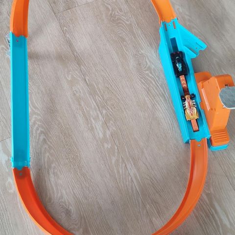 Lite brukt Hot Wheels bane med 2 biler