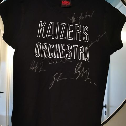 Kaizers Orchestra signert tskjorte