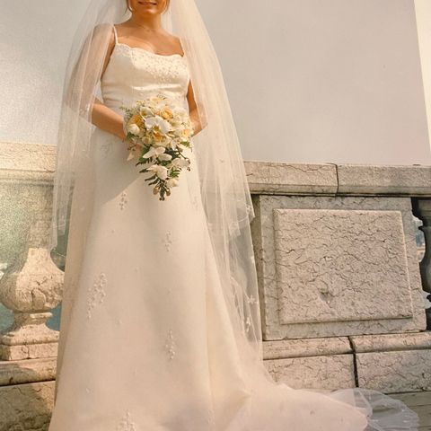 Vakker bryllupskjole med 3 meter langt slør selges!