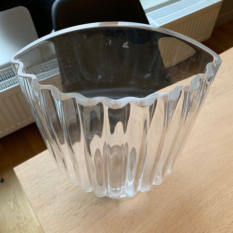 Flott designvase laget av glass