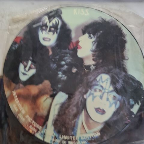 Kiss - Frakt 99,- Norgesp. fri frakt over 1000,- + 2600 Lps ute på Finn!