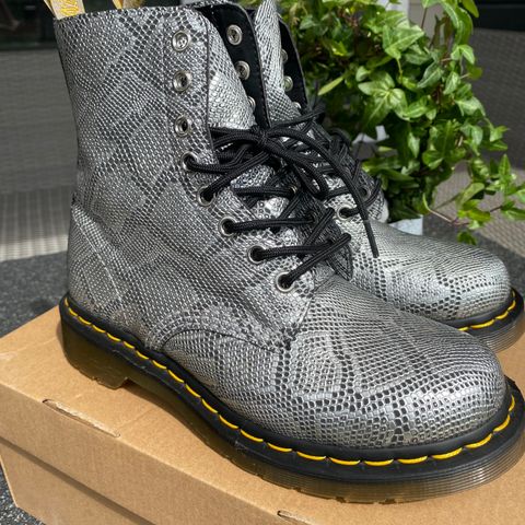 Dr Martens ,VEGAN Pascal Metallic Snake - Snørestøvler