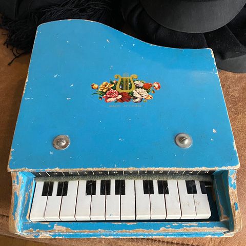 Retro 70-talls minipiano - slitt m/en tangent som henger.