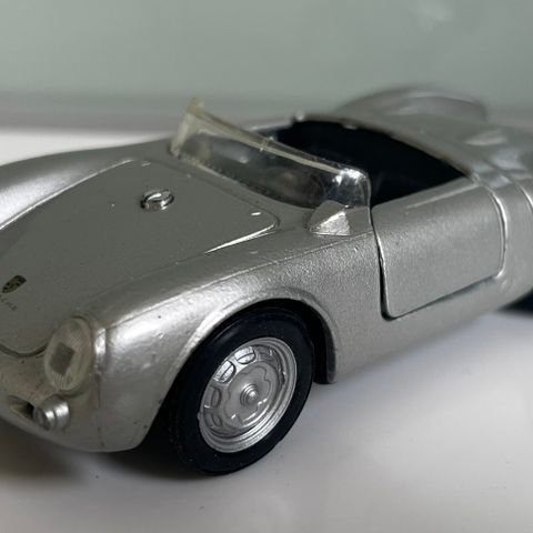 Maisto Porsche 955 A Spyder i 1/32 skala