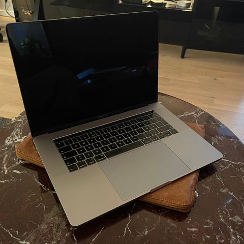 Macbook Pro 15" (Late 2019) - 32GB Ram - i9 Prosessor - Radeon Pro 4GB