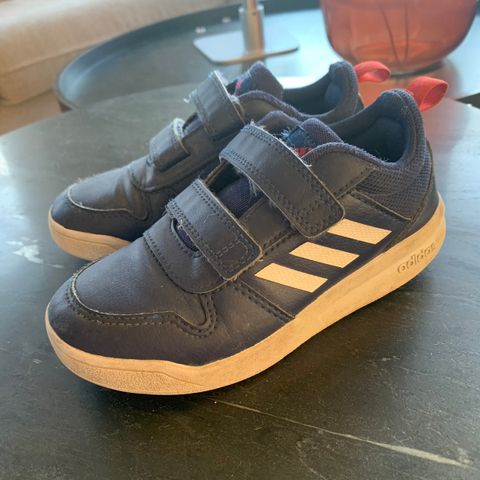 Adidas sko str. 29