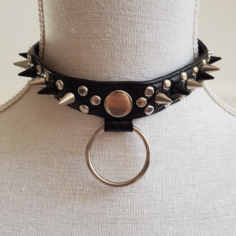 One of a kind spike and stud o-ring choker, som ny, kan sendes