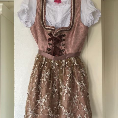 Dirndl og lederhosen til leie