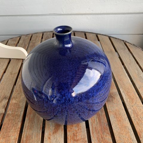 Blå vase i keramikk