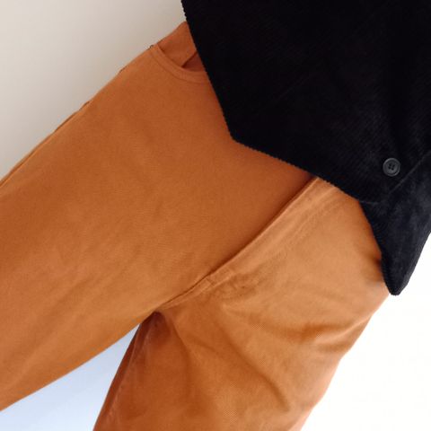 Oransje straight leg jeans med høy midje