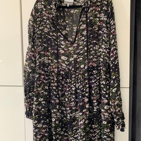 Ganni printed georgette sort kjole med blomster str. 42