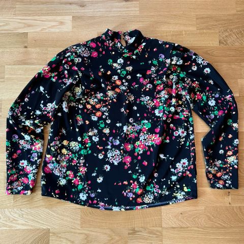 H&M bluse med blomster motiv