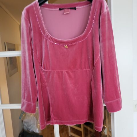 Topp i velure by Eiszeit Katja. Str 42 kr 450.