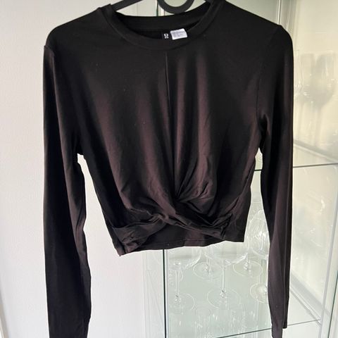 Svart cropped tettsittende topp med lange armer nesten ubrukt