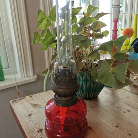 Flott antikk rød parafinlampe til hytta eller hjemme, selges