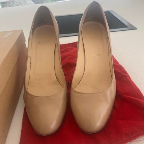 Christian Louboutin beige pumps str 41,5 (litt små i str)