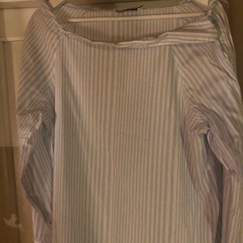 Riccovero bluse, hvit og lyseblå striper med båthals, str 42. kr 120