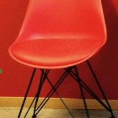 En rød design stol selges billig