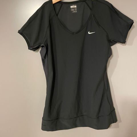 Nike Fit t-skjorte med v-hals - helt ny/ubrukt