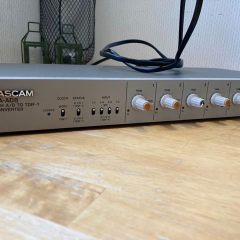 Tascam MA-AD8, 8 mikrofon/linje-forsterkere til analog til digital konvertering
