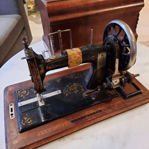 Antikk symaskin fra ca 1885