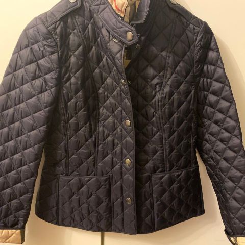 Ny og ubrukt Burberry Quilted damejakke med tag selges!