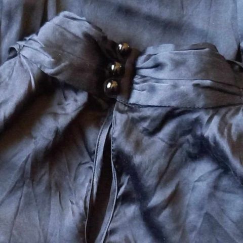 Bluse - ekte silke - satin - detaljer - str L!