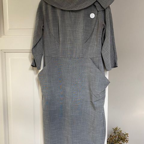 Grace & glam-kjole i grå med fine detaljer