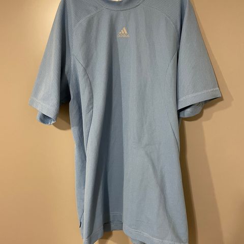 Adidas t-skjorte lys blå - helt ny/ubrukt