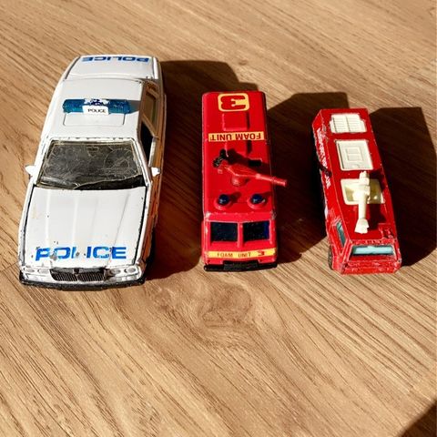 Matchbox x 2 og Corgi lekebil politi og brannbil