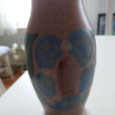 Spennende kjeramikk vase, Thurin ware , nummerert, se bilde