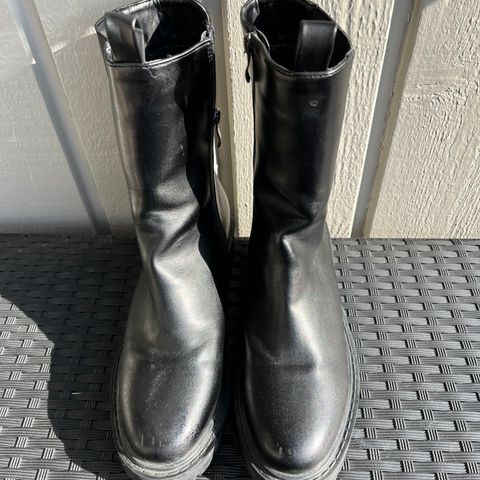 Nesten nye svarte boots fra Sergio Todzi i str. 41, selges kun kr 200,-.