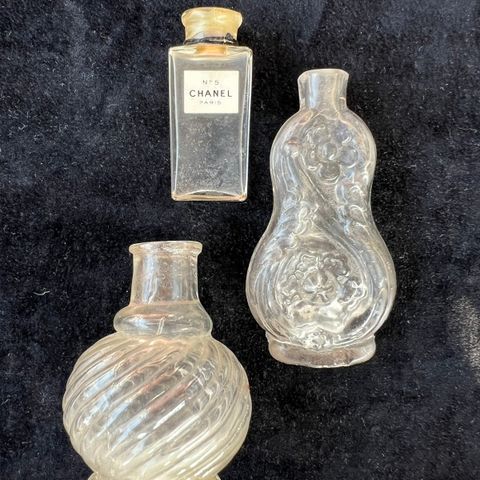 Gamle parfymeflasker fra stor samling
