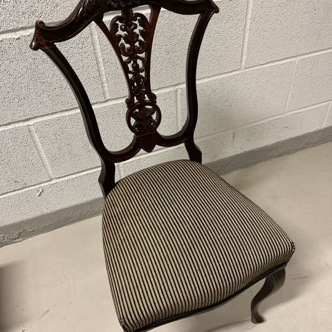Antikk/gammel stol selges