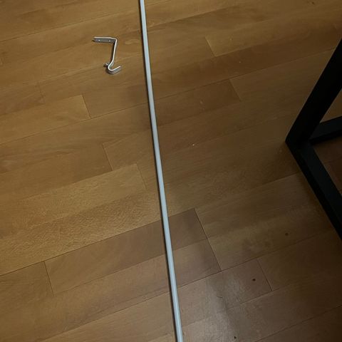 Pent brukt hvit gardinstang fra IKEA (122 cm)m/et feste og skru.