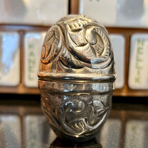 Gammelt egg i sølvplett