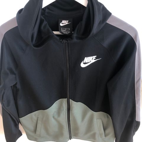 Nike hettejakke str 158-170,kr 200,-.