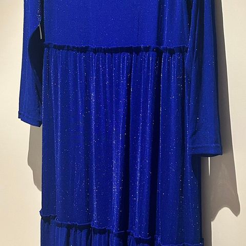 Nydelig blå kjole fra Zoey selges