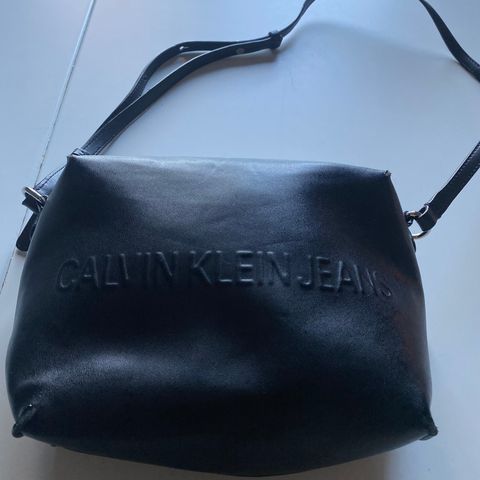 Calvin Klein crossbody skinnveske