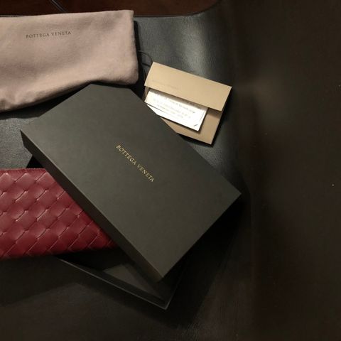 Nydelig Bottega Veneta zip around wallet