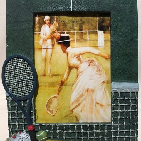 Gammelt tennisbilde med tennisbane-ramme