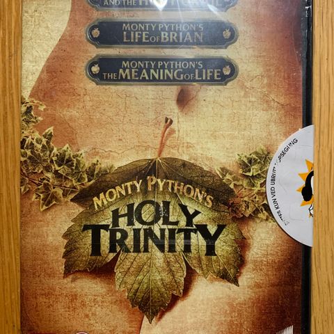 Monty Python’s Holy Trinity (ny i plast)