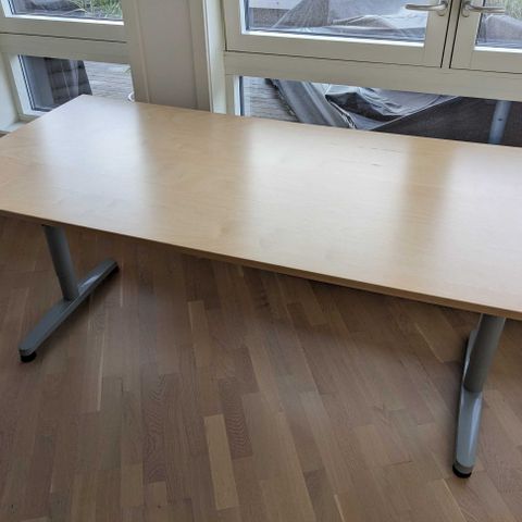 Skrivebord 160x80 gis bort mot henting