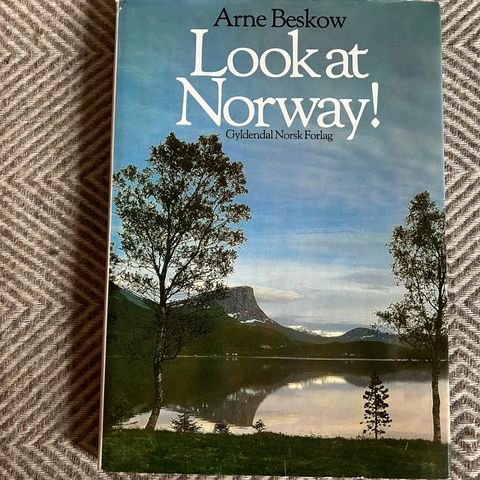 Look at Norway av Arne Beskow selges kr. 100,-.