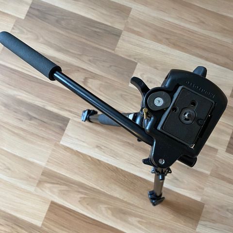 Pent brukt Manfrotto fotostativ selges!