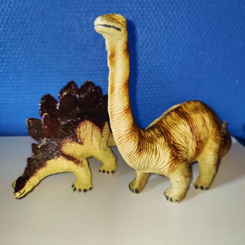 To store dinosaurfigurer i solid plastikk