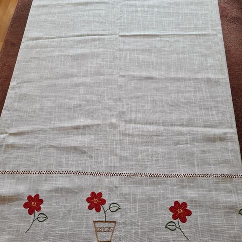 1 gardin, hvit med linstruktur og røde blomster