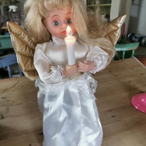 Lucia engel, med lys, bevegelse og 16 julelåter fra 1980 tallet.