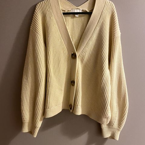 Ribbestrikket cardigan